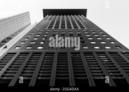 Vista prospettica ridotta della strada tranquilla tra i campi agricoli sulla campagna in Germania contro il cielo blu. Foto Stock