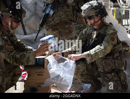I paracadutisti assegnati alla 82a Divisione Airborne hanno messo insieme borse di forniture per bambini durante un bambino ha bisogno di guidare all'aeroporto internazionale Hamid Karzai a Kabul, Afghanistan, 26 agosto 2021. L'unità è stata ospitata dall'82o Abn. L'ufficio del cappellano di Div. Che ha procurato la formula del bambino, i pannolini, il succo, l'alimento del bambino ed i cracker per la distribuzione alle famiglie afghane che stanno evacuando il paese. Le forniture sono destinate ad aiutare a sostenere le famiglie nel loro viaggio. (STATI UNITI Foto dell'esercito di Master Sgt. Alexander Burnett, 82° Divisione Airborne) Foto Stock