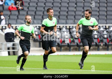 MILTON KEYNES, REGNO UNITO. 28 AGOSTO i funzionari della partita si riscaldano prima della Sky Bet League One match tra MK Dons e Accrington Stanley allo Stadio MK di Milton Keynes sabato 28 agosto 2021. (Credit: John Cripps | MI News) Credit: MI News & Sport /Alamy Live News Foto Stock