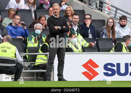 MILTON KEYNES, REGNO UNITO. 28 AGOSTO il manager di Milton Keynes Dons Liam Manning durante la prima metà della Sky Bet League One match tra MK Dons e Accrington Stanley allo Stadio MK di Milton Keynes sabato 28 agosto 2021. (Credit: John Cripps | MI News) Credit: MI News & Sport /Alamy Live News Foto Stock