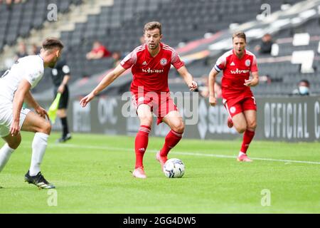 MILTON KEYNES, REGNO UNITO. 28 AGOSTO Accrington Stanley's Matt Butcher durante la prima metà della Sky Bet League One match tra MK Dons e Accrington Stanley allo Stadium MK di Milton Keynes sabato 28 agosto 2021. (Credit: John Cripps | MI News) Credit: MI News & Sport /Alamy Live News Foto Stock