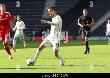 MILTON KEYNES, REGNO UNITO. 28 AGOSTO Milton Keynes Dons Daniel Harvie durante la seconda metà della Sky Bet League One match tra MK Dons e Accrington Stanley allo Stadium MK di Milton Keynes sabato 28 agosto 2021. (Credit: John Cripps | MI News) Credit: MI News & Sport /Alamy Live News Foto Stock