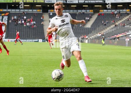 MILTON KEYNES, REGNO UNITO. 28 AGOSTO Milton Keynes Dons Scott Twine durante la seconda metà della Sky Bet League One match tra MK Dons e Accrington Stanley allo Stadio MK di Milton Keynes sabato 28 agosto 2021. (Credit: John Cripps | MI News) Credit: MI News & Sport /Alamy Live News Foto Stock