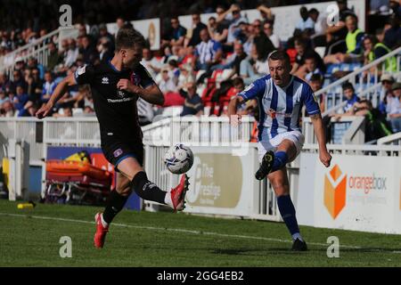 HARTLEPOOL, REGNO UNITO. IL 28 AGOSTO David Ferguson di Hartlepool United oltrepassa George Tanner di Carlisle United durante la partita della Sky Bet League 2 tra Hartlepool United e Carlisle United a Victoria Park, Hartlepool sabato 28 agosto 2021. (Credit: Mark Fletcher | MI News) Credit: MI News & Sport /Alamy Live News Foto Stock