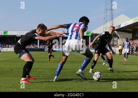 HARTLEPOOL, REGNO UNITO. 28 AGOSTO Tyler Burey di Hartlepool United in azione con George Tanner di Carlisle United durante la partita della Sky Bet League 2 tra Hartlepool United e Carlisle United a Victoria Park, Hartlepool sabato 28 agosto 2021. (Credit: Mark Fletcher | MI News) Credit: MI News & Sport /Alamy Live News Foto Stock