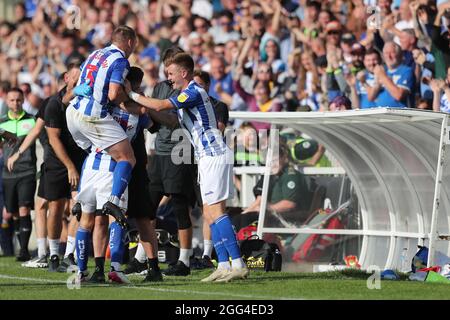 HARTLEPOOL, REGNO UNITO. 28 AGOSTO Gavan Holohan, Hartlepool United, festeggia con i suoi compagni di squadra e la panchina durante la partita della Sky Bet League 2 tra Hartlepool United e Carlisle United a Victoria Park, Hartlepool sabato 28 agosto 2021. (Credit: Mark Fletcher | MI News) Credit: MI News & Sport /Alamy Live News Foto Stock