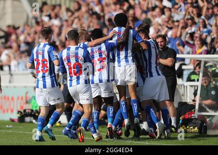 HARTLEPOOL, REGNO UNITO. 28 AGOSTO Gavan Holohan, Hartlepool United, festeggia con i suoi compagni di squadra e la panchina durante la partita della Sky Bet League 2 tra Hartlepool United e Carlisle United a Victoria Park, Hartlepool sabato 28 agosto 2021. (Credit: Mark Fletcher | MI News) Credit: MI News & Sport /Alamy Live News Foto Stock