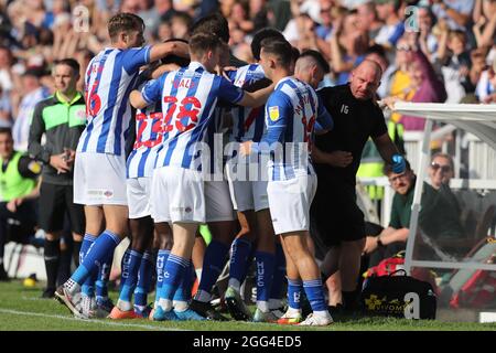 HARTLEPOOL, REGNO UNITO. 28 AGOSTO Gavan Holohan di Hartlepool United festeggia con i suoi compagni di squadra e il club fisico Ian Gallagher durante la partita Sky Bet League 2 tra Hartlepool United e Carlisle United a Victoria Park, Hartlepool sabato 28 agosto 2021. (Credit: Mark Fletcher | MI News) Credit: MI News & Sport /Alamy Live News Foto Stock