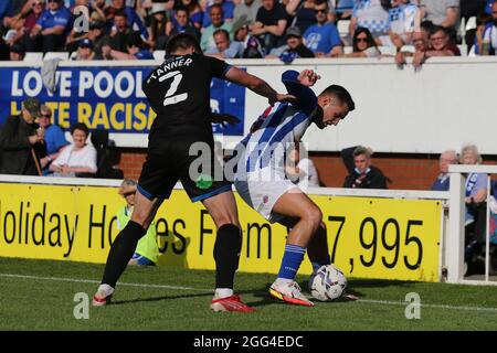 HARTLEPOOL, REGNO UNITO. IL 28 AGOSTO Luke Molyneux di Hartlepool United batte con George Tanner di Carlisle United durante la partita della Sky Bet League 2 tra Hartlepool United e Carlisle United a Victoria Park, Hartlepool sabato 28 agosto 2021. (Credit: Mark Fletcher | MI News) Credit: MI News & Sport /Alamy Live News Foto Stock