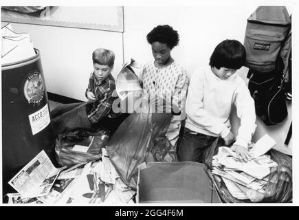 Austin Texas USA, circa 1988: Gli studenti di sesta classe smistano giornali e posta per carta riciclare unità a scuola. ©Bob Daemmrich Foto Stock