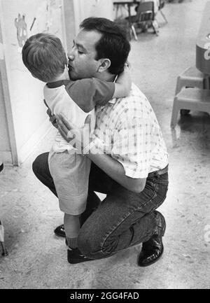 Austin Texas USA, circa 1995: Papà che scende dal bambino al centro privato di assistenza diurna. ©Bob Daemmrich Foto Stock
