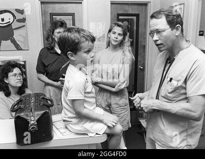 Austin Texas USA, circa 1995: Il medico esamina il bambino malato al centro privato di cura di giorno. ©Bob Daemmrich Foto Stock