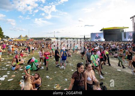 Leeds , Regno Unito. 28 ago 2021, grande folla durante il Leeds Festival 2021Bramham Park credito: Jason Richardson/ Foto Stock