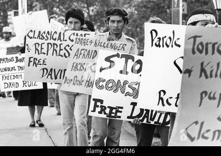 Austin Texas USA, circa 1985: I membri dei Brown Berets, un gruppo di attivisti sociali messicani-americani, protestano contro la prigione di uno dei suoi membri. ©Bob Daemmrich Foto Stock