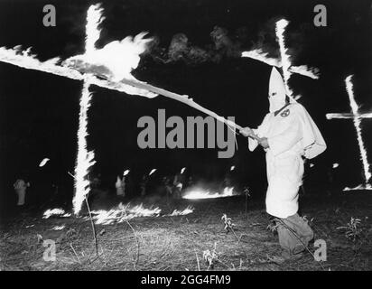 Bastrop Texas USA, 22 agosto 1982: Southern Hate group Ku Klux Klan (KKK) tiene rally notturno e cross burning in un campo. ©Bob Daemmrich Foto Stock