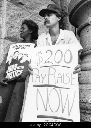 Austin Texas USA, 1993: I lavoratori statali del Texas si radunano al Texas Capitol per aumenti salariali e migliori benefici dopo aver violato la sessione di bilancio nella legislatura dello stato. ©Bob Daemmrich Foto Stock