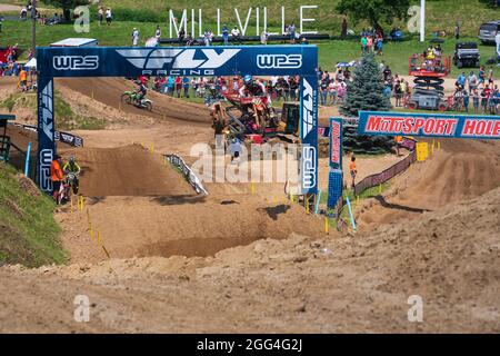 Millville, MN/USA - 17 luglio 2021: Classe 450 mx Racers in corso presso lo Spring Creek National. Foto Stock