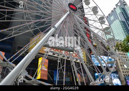 New York, Stati Uniti. 28 agosto 2021. Times Square a New York ha iniziato ad accogliere un numero crescente di turisti. Una ruota panoramica gigante è stata costruita per accogliere i turisti mentre la città sembra tornare indietro dalla pandemia il 28 agosto 2021. (Foto di Ryan Rahman/Pacific Press) Credit: Pacific Press Media Production Corp./Alamy Live News Foto Stock