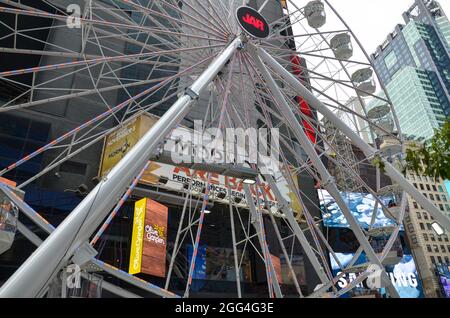 New York, Stati Uniti. 28 agosto 2021. Times Square a New York ha iniziato ad accogliere un numero crescente di turisti. Una ruota panoramica gigante è stata costruita per accogliere i turisti mentre la città sembra tornare indietro dalla pandemia il 28 agosto 2021. (Foto di Ryan Rahman/Pacific Press) Credit: Pacific Press Media Production Corp./Alamy Live News Foto Stock