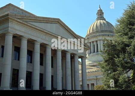 Il Washington state Capitol e il Washington state Insurance Building sono raffigurati ad Olympia, Stati Uniti nel 2021. Foto Stock