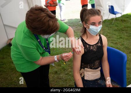 Leeds , Regno Unito. 28 ago 2021,festival goer riceve un jab vaccino ad una clinica di vaccinazione walk-in Covid-19 al Leeds Festival 2021Bramham Park Credit: Jason Richardson/ Foto Stock