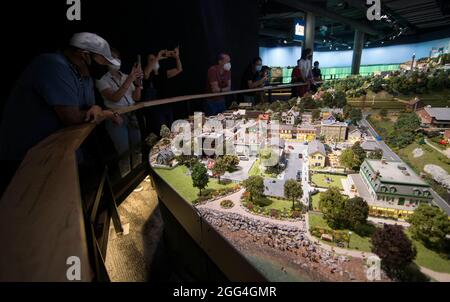 Toronto, Canada. 28 agosto 2021. La gente guarda 'Little Niagara Area' durante la mostra Little Canada a Toronto, Canada, il 28 agosto 2021. Con diverse aree a tema geografico, l'immersiva mostra Little Canada ha offerto ai visitatori una vista dall'alto del Canada, con gli edifici in scala 1:87 qui da questo agosto. Credit: Zou Zheng/Xinhua/Alamy Live News Foto Stock