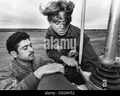 Fort Hood, Texas USA, 1984: Meccanici di elicotteri maschi e femmine al lavoro nella postazione dell'esercito degli Stati Uniti nel Texas centrale. ©Bob Daemmrich Foto Stock