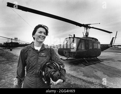 Fort Hood Texas USA, 1984: Pilota di elicotteri dell'esercito presso la postazione dell'esercito statunitense nel Texas centrale. ©Bob Daemmrich Foto Stock