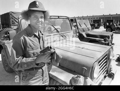 Fort Hood Texas USA, 1990: Meccanica femminile di Jeep dell'esercito presso la sede dell'esercito degli Stati Uniti nel Texas centrale. ©Bob Daemmrich Foto Stock