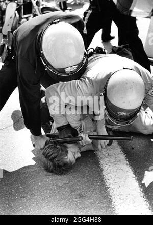 Austin Texas USA, circa 1989: La polizia usa la forza per sottomettere un uomo che protesta contro un raduno del Ku Klux Klan (KKK) al Campidoglio del Texas. Più di una dozzina di persone sono state arrestate durante la marcia. ©Bob Daemmrich Foto Stock