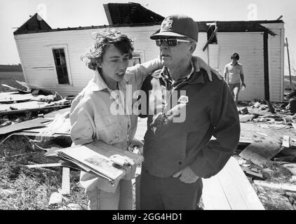 Williamson County Texas USA, 1987: La coppia cerca i beni intorno alla loro casa danneggiata dal tornado in una zona rurale vicino ad Austin. ©Bob Daemmrich Foto Stock