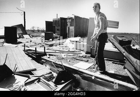 Williamson County Texas USA,1987: Woman guarda attraverso macerie di casa distrutte da tornado in una zona rurale vicino Austin. ©Bob Daemmrich Foto Stock