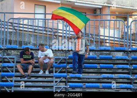 Pagani, Italia. 28 agosto 2021. Gli appassionati di ACR Messina con le loro bandiere durante la Campionato Italiano di Calcio Pro, Serie C, Paganese vs ACR Messina allo Stadio Marcello Torre. Punteggio finale 4-4. (Foto di Pasquale Senatore/Pacific Press) Credit: Pacific Press Media Production Corp./Alamy Live News Foto Stock