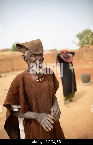 Yaoumou Arama (anni 50, non raffigurato) fuggì dalla violenza e dall’insicurezza nel nord-est del Burkina Faso e ora vive come sfollati interni nella città occidentale di Nouna. Yaoumou è l'unico breadwinner della sua famiglia di sette e porta in una vita magra cucinando e vendendo spuntini e pasti ai vicini. Il marito anziano è in difficoltà e non è in grado di lavorare. I suoi figli giovani e adulti non sono in grado di trovare lavoro. Vivendo su un piccolo, composto affittato, con nessun posto per coltivare, la famiglia lotta con la fame e guadagnare abbastanza soldi per comprare il cibo. "Non mi sto godendo la vita qui", dice. "Non c'è posto per lavorare. Se co Foto Stock