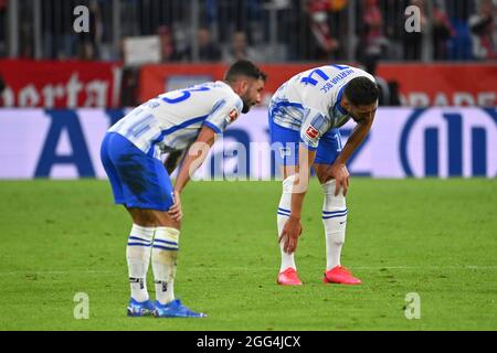 v.re:Ishak BELFODIL (Herha BSC), Marco RICHTER (Hertha BSC), Enttaeuchung, frustrato, deluso, frustrato, abbattuto dopo la fine del gioco. Calcio 1° Bundesliga stagione 2021/2022, 3° matchday, matchday03 FC Bayern Munich-Hertha BSC Berlin 5-0 il 08/28/2021, ALLIANZARENA Muenchen. Foto Stock