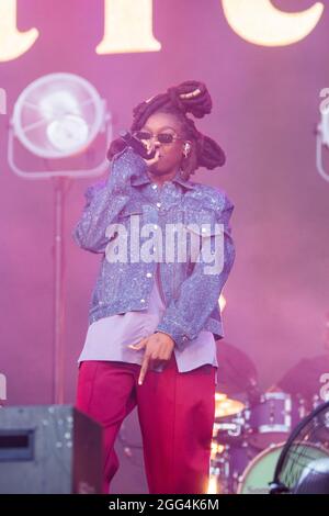 Londra UK 28 agosto 2021. Little Simz si esibisce dal vivo sul palco di All Points East a Victoria Park a Londra Credit: Glamourstock/Alamy Live News Foto Stock