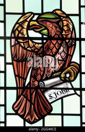 San Giovanni, simbolo di Evangelista, Aquila, vetro colorato del XX secolo, Snettisham, Norfolk, Inghilterra Foto Stock