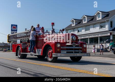 Elizabethtown, KY, USA, 28 agosto 2021, un camion di fuoco di stile antico dalla città di Elizabethtown viaggia lungo Dixie Avenue durante la parata heartland Homecoming 2021, accreditamento: Brian Koellish/Alamy Live News Foto Stock