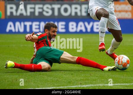 Daniel CALIGIURI (# 20, A). Calcio, FC Augsburg - Bayer 04 Leverkusen 1: 4, Calcio Bundesliga, 3 ° giorno di partita, stagione 2021-2022, il 28 agosto, 2021 ad Augsburg, WWKARENA, Germania. Le normative DFL vietano l'uso di fotografie come sequenze di immagini e/o quasi-video. ¬ Foto Stock