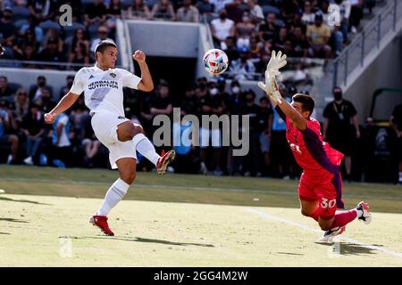 Los Angeles, California, Stati Uniti. 28 agosto 2021. LA Galaxy Forward Dejan Joveljic (99) segna il portiere del Los Angeles FC Tomas Romero (30) durante una partita di calcio MLS tra LA Galaxy e il Los Angeles FC a Los Angeles, sabato 28 agosto 2021. Il gioco si è concluso con un pareggio del 3-3. (Credit Image: © Ringo Chiu/ZUMA Press Wire) Foto Stock