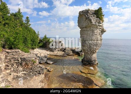 Colonna di roccia sorge dalle acque della Georgian Bay sull'isola flowerpot nel Parco Marino Nazionale di Fathom Five, Lago Huron, Canada Foto Stock