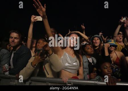 Londra UK 28 agosto atmosfera a tutti i punti Est a Victoria Park a Londra Credit: Glamourstock/Alamy Live News Foto Stock