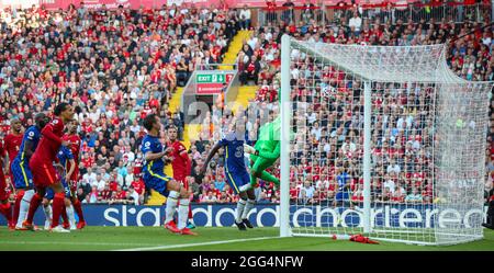 Liverpool. 29 agosto 2021. Il portiere di Liverpool Alisson Becker (1st R) non riesce a salvare il traguardo durante la partita della Premier League tra Liverpool e Chelsea ad Anfield, Liverpool, in Gran Bretagna, il 28 agosto 2021. Credit: Xinhua/Alamy Live News Foto Stock