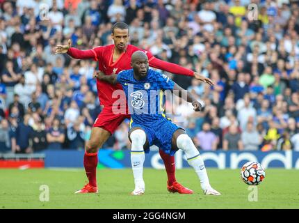 Liverpool. 29 agosto 2021. Romelu Lukaku (R) di Chelsea vibra con Joel MATIP di Liverpool durante la partita della Premier League tra Liverpool e Chelsea ad Anfield a Liverpool, in Gran Bretagna, il 28 agosto 2021. Credit: Xinhua/Alamy Live News Foto Stock