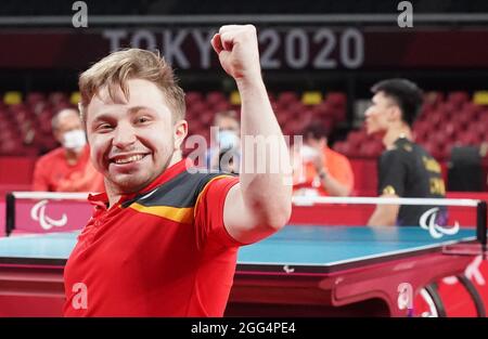 Tokio, Giappone. 29 agosto 2021. Paralimpiadi: Ping-pong, finale, single, uomini, Cao (Cina) - Baus (Germania), Tokyo Metropolitan Gymnasium. Valentin Bao fa il tifo dopo la sua vittoria in finale contro il Cao cinese. Credit: Marcus Brandt/dpa/Alamy Live News Foto Stock