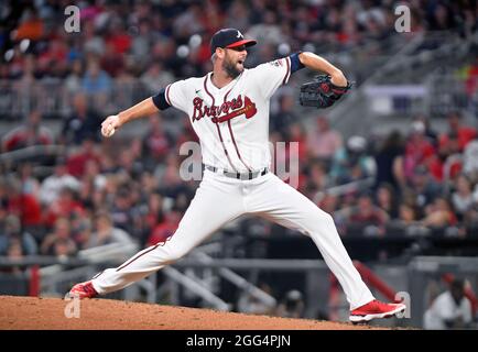 Atlanta, Georgia, Stati Uniti. 28 agosto 2021. Chris Martin, lanciatore di Atlanta Braves, si è presentato in campo durante l'ottavo inning di una partita MLB contro i San Francisco Giants al Truist Park di Atlanta, Georgia. Austin McAfee/CSM/Alamy Live News Foto Stock