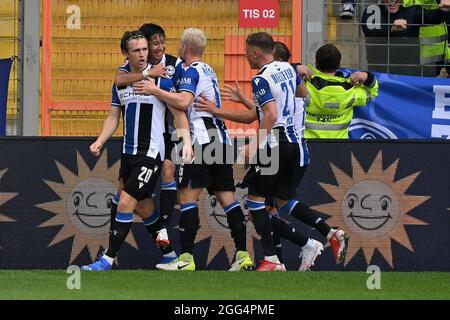 Bielefeld, Germania. 28 agosto 2021. Patrick Wimmer (1° L) di Bielefeld festeggia il punteggio con i suoi compagni di squadra durante la partita di calcio tedesca di prima divisione Bundesliga tra DSC Arminia Bielefeld ed Eintracht Frankfurt a Bielefeld, Germania, 28 agosto 2021. Credit: Ulrich Hufnagel/Xinhua/Alamy Live News Foto Stock