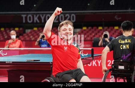 Tokio, Giappone. 29 agosto 2021. Paralimpiadi: Tennis da tavolo, finale, Singoli, uomini, Cao (Cina) - Baus (Germania), Tokyo Metropolitan Gymnasium. Valentin Bao fa il tifo dopo la sua vittoria in finale contro la Cina Ningning Cao (r). Credit: Marcus Brandt/dpa/Alamy Live News Foto Stock