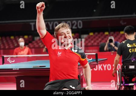 Tokio, Giappone. 29 agosto 2021. Paralimpiadi: Tennis da tavolo, finale, Singoli, uomini, Cao (Cina) - Baus (Germania), Tokyo Metropolitan Gymnasium. Valentin Bao fa il tifo dopo la sua vittoria in finale contro la Cina Ningning Cao (r). Credit: Marcus Brandt/dpa/Alamy Live News Foto Stock