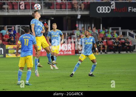 Washington, Stati Uniti. 28 agosto 2021. Philadelphia Defender Jack Elliot testa la palla durante la partita DC United vs Philadelphia, oggi il 28 agosto 2021 presso Audi Field a Washington DC, USA. Punteggio finale DC United 3 Philadelphia 1 (Foto di Lenin Nolly/Sipa USA) Credit: Sipa USA/Alamy Live News Foto Stock